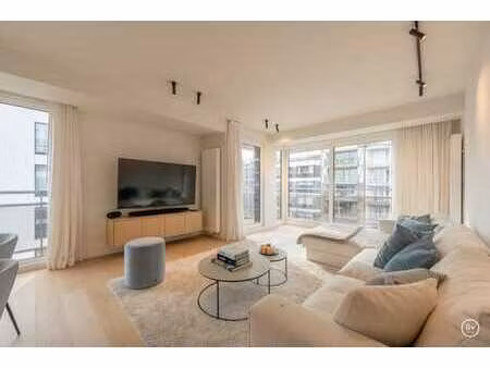 magnifique appartement rénové de 2 chambres (d'angle) près