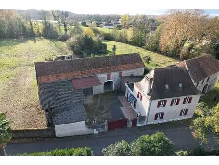 maison béarnaise de 129 m²  avec dépendances sur un terrain de 8219 m².