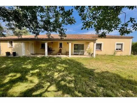 située à fongrave  venez découvrir cette maison de plain-pied de 171 m²  implantée sur un.