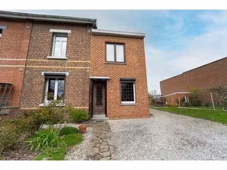 très bonne maison 3 façades avec garage et jardin au calme