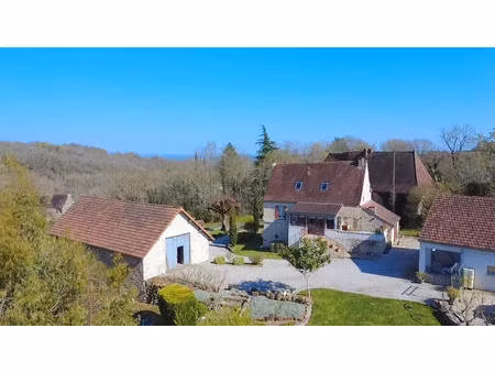 secteur gourdon - belle propriété en pierre rénovée avec dépendances au calme sur 3260 m² 