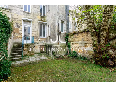 maison en pierre - jardin public