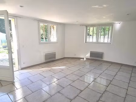 location appartement 3 pièces 60.5 m² à signes (83870)  899 €