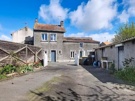 fort potentiel pour cet ensemble immobilier comprenant une maison ancienne et un terrain c