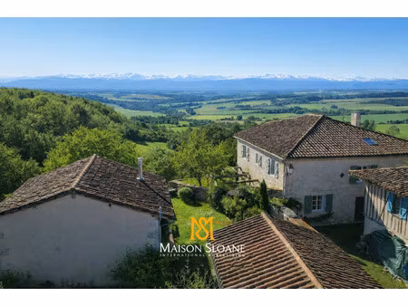 bastide en pierre perchée  vue sur les pyrénées