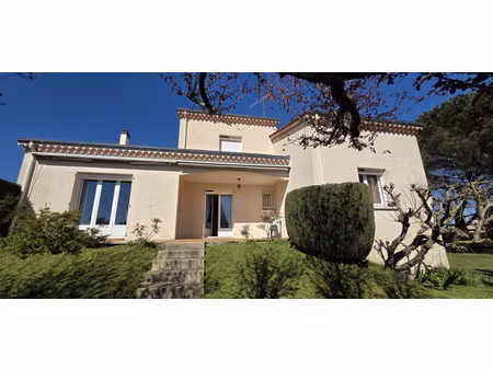 grande maison familiale avec terrasse et terrain