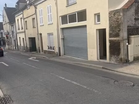 immeuble avec deux appartements et un grand garage dans centre