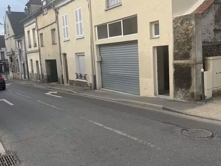 immeuble avec deux appartements et un grand garage dans centre