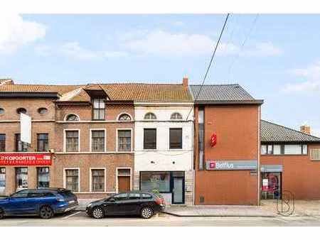 commerce +logement idéalement situé dans le centre !