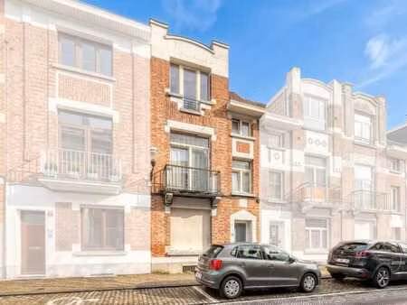 une maison d’habitation 2 façades avec cour