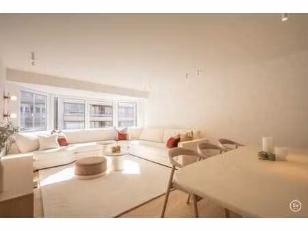 appartement de luxe entièrement rénové de 3 chambres situé