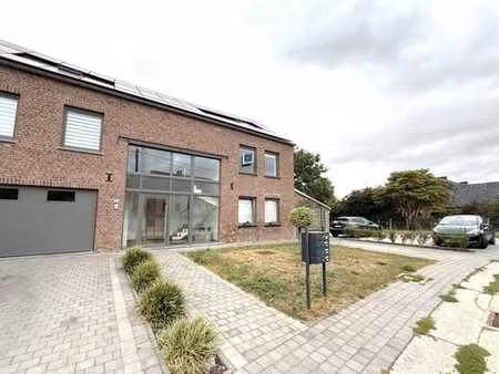 duplex (2ch + grenier) avec 2 empl. de parking ext.