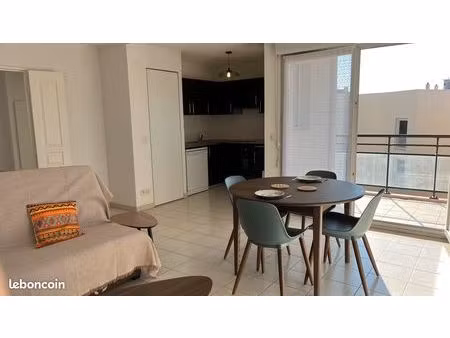 particulier loue 2p meublé et équipé de 43 m2  centre-ville vence (près du lycée henri mat