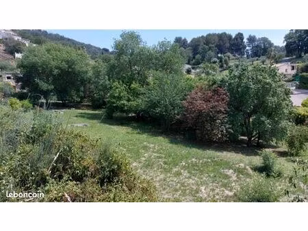 terrain 810 m² pegomas