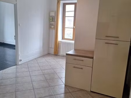 t2 - 43 m2 – craponne centre – parfait état – 2 parkings privatifs – a louer