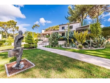 belle propriété familliale pour collectionneur de voitures