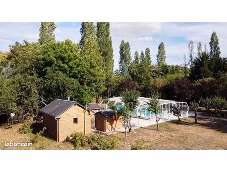 terrain de loisirs avec étang