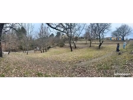 terrain 1 600 m² montferrat