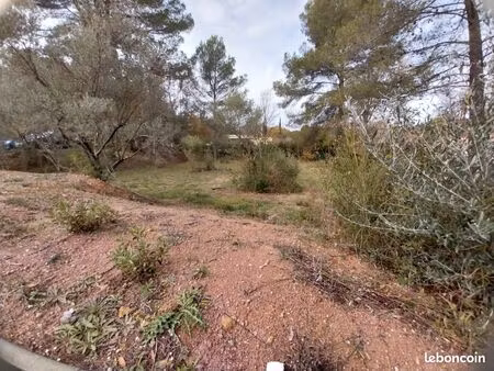 terrain 1 037 m² salernes