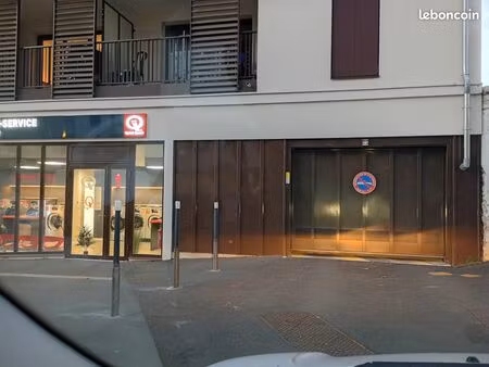 location box non fermé dans parking sécurisé couvert