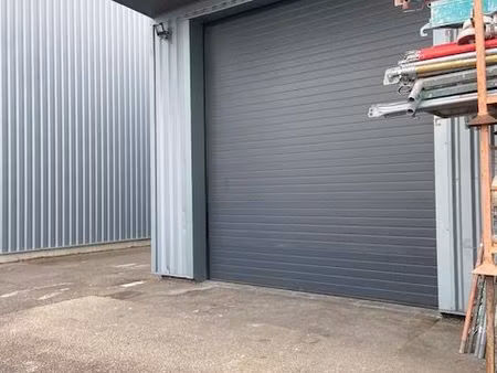 saint priest : local de 135 m2 dont 25 m2 bureau. parfait état