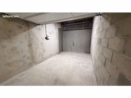 garage fermé 14 m² sécurisé – solliès-pont centre