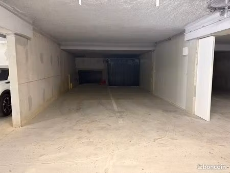 4 places stationnement sous sol avec électricité