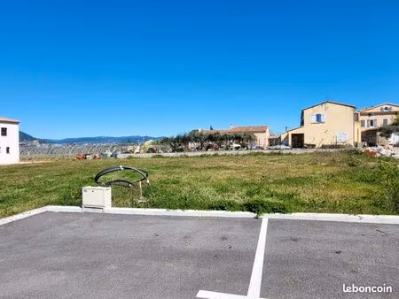 terrain 640 m² la crau