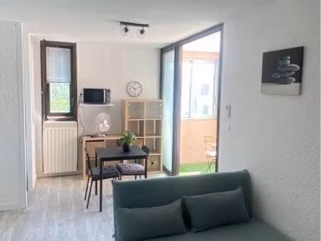 à louer – studio avec balcon à gréoux-les-bains – 580