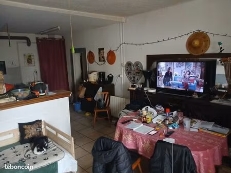 f2 bis avec cour et dependance