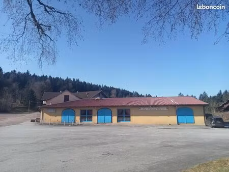 etablissement 3000m2 avec 25 000m2 de terrain