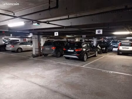 place de parking couverte proche défense