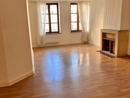 f3 donnant sur place des vosges