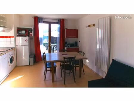 t2 meublé avec vue montagne et piscine – ignaux (09)