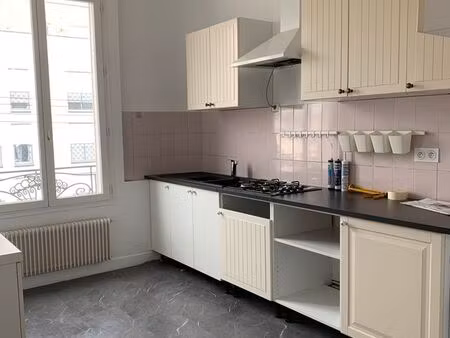 f2 lumineux près transports et commerces