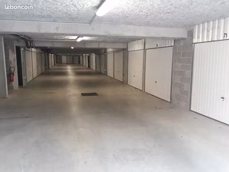 garage fermé (box 20 m2) sécurisé en résidence
