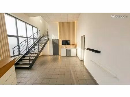 à vendre – local d’activités 700 m² au total + bureaux modernes • accès poids lourds • sit