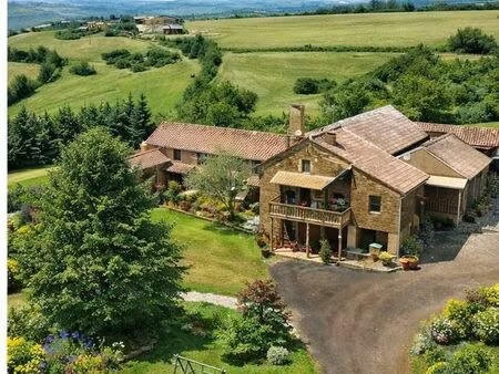 corps de ferme 330 m² avec 3 gîtes et terrain constructible – 10 min de millau