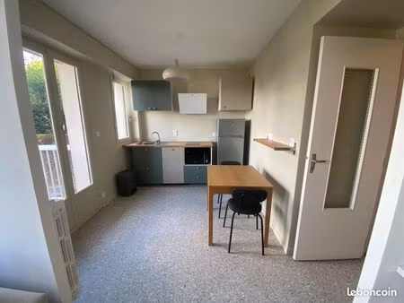 grand studio meublé avec balcon (chauffage compris)