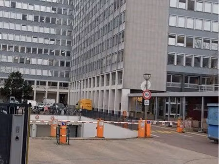 place de parking couverte avec sécurité 24/7