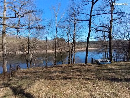 terrain de loisirs en bordure du lac de pont de salars