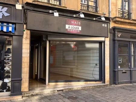 local commercial 60 m² sedan