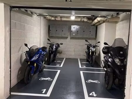 place de moto box fermé