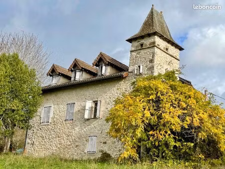 ravissant corps de ferme sur 4 ha env avec vue dominante  deux granges  puits  proche lot 