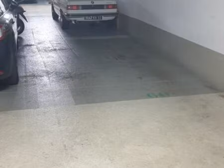 place de parking sécurisée dans résidence récente