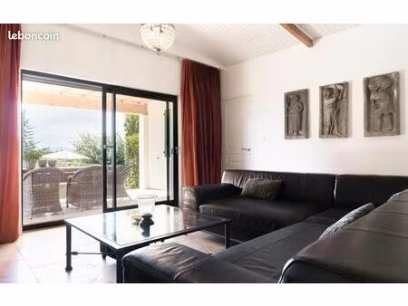 villa avec piscine chauffée dans un environnement calme et naturel