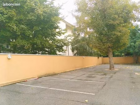 place stationnement dans cour sécurisée