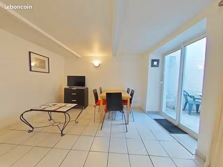 loue à carcassonne t3 meublé en rez de chaussée avec cour privative dans une résidence cal