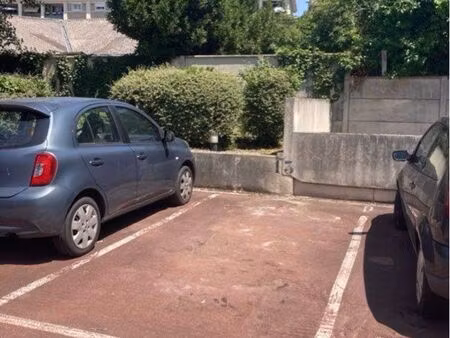 place de parking extérieur - eglise de pantin