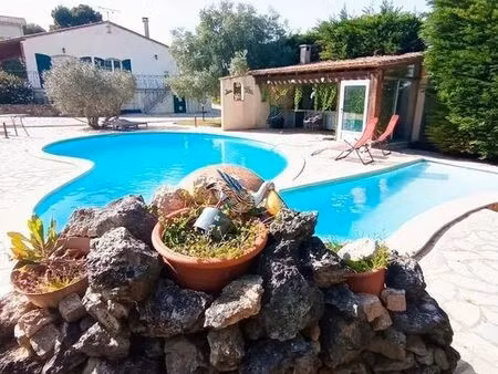 jolie villa avec piscine et vue